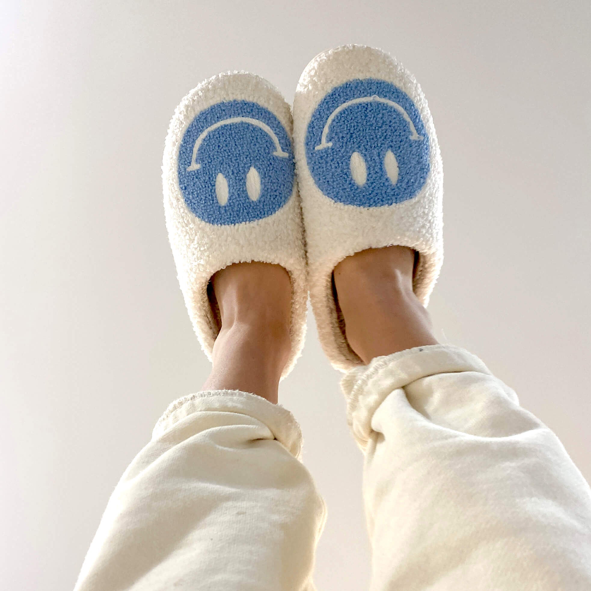 Smiley Comfort Slippers – For a Cheerful and Warm Atmosphere